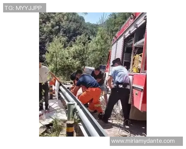 担架连入现场紧急救援杨铭锐与毛伟杰相继被抬下场引发关注